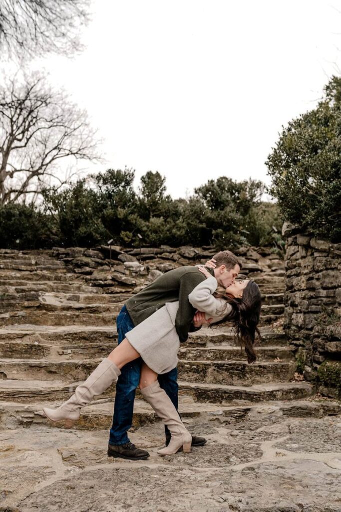 couple kissing on the steps at cheekwood estate and gardens in nashville