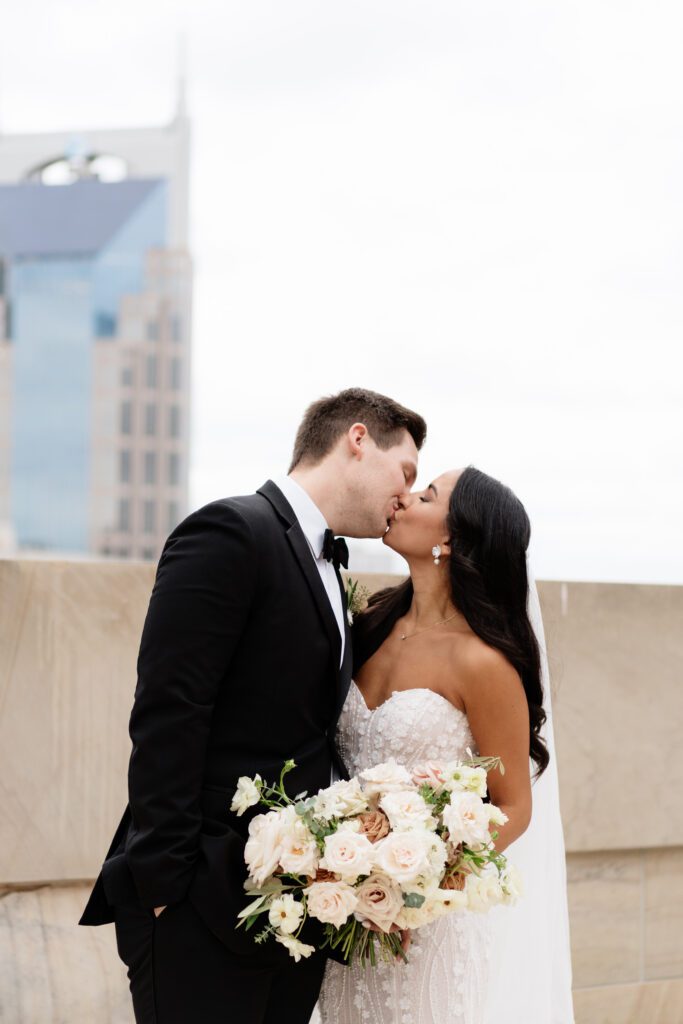 couple kissing in front of the nashville skyline
