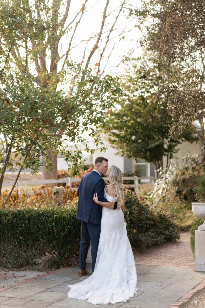 nashville wedding photographer documents wedding at long hollow gardens in tennessee
