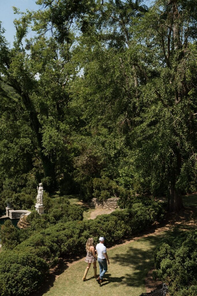 nashville wedding photographer at spring cheekwood engagement session