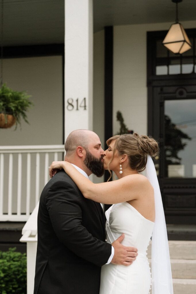 bride and groom kissing outside of nashville wedding venue