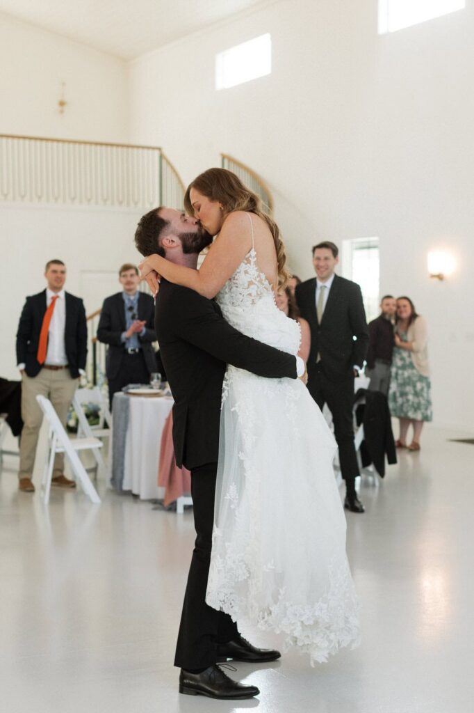 nashville wedding photographer documents couples first dance at the monroe on 415th