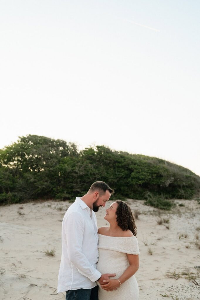 beach sunset photos of couple in virginia